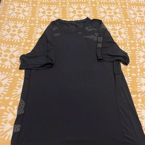 Men’s Size Large Lululemon “vent” V Neck Shirt